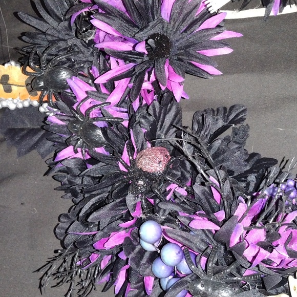 Spooky Wreath & Hanger - Picture 4 of 10